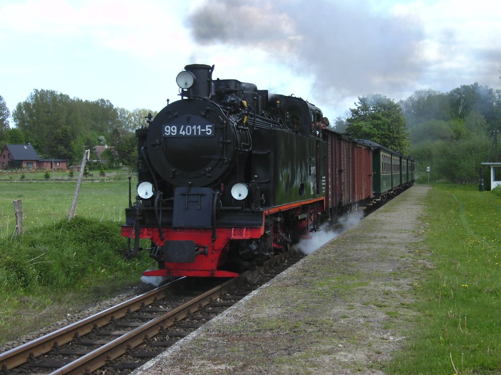 Da am 26.Mai 2010 Niemand in Serams Ein-und Aussteigen wollte konnte 99 4011 mit P 106 ohne Halt durch den Haltepunkt fahren.