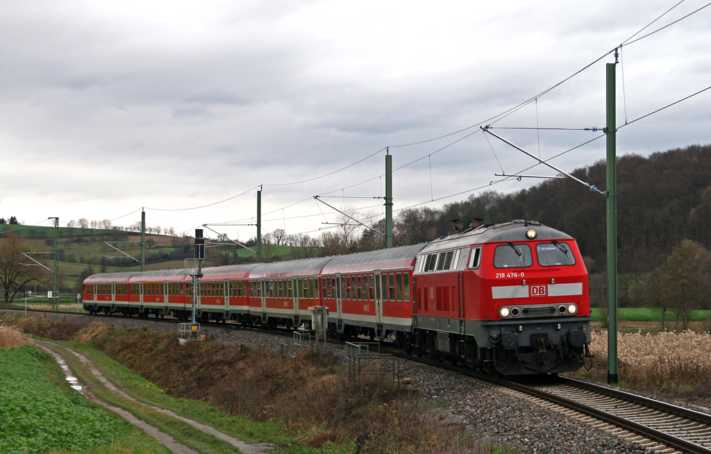Da am 28. November 2009 ein Fuballspiel der TSG 1899 Hoffenheim in Sinsheim stattfand, setzte die Bahn insgesamt drei Fuballsonderzge ein. 218 476, welche die einzige Lok mit Schneeschieber im Karlsruher Bestand war, ist mit Sonderzug 1 und Ludwigshafens „Starlokfhrer“ bei Hoffenheim unterwegs. Zu beachten ist auch der Fanschal im Fhrerstand ;-)
