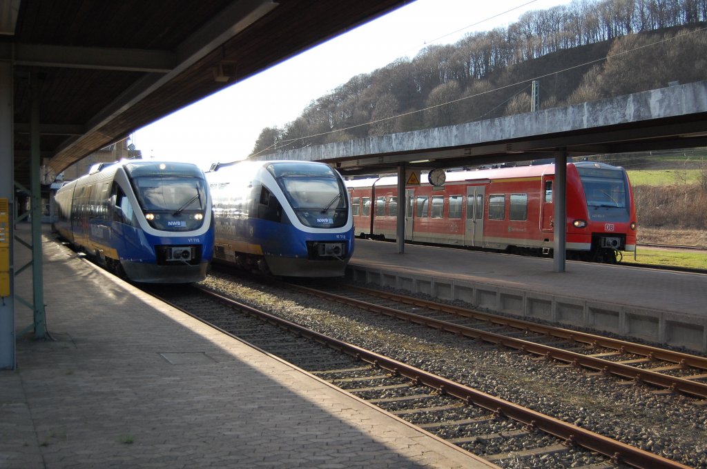 Da am 31.03.2010 wegen eines Bschungsbrandes bei Benhausen, bis auf einige Ausnahmen alle Zge in Altenbeken endeten, kam es zu dieser Zugkombination im Bahnhof. Links auf Gl. 32 die RB 84 nach Holzminden in Form des VT 715, in der Mitte auf Gl. 31 der RE 82 nach Mnster (Westf) in Form des VT 712, und rechts auf Gl. 1 die S 5 nach Hannover Flughafen in Form der BR 425 651-7.