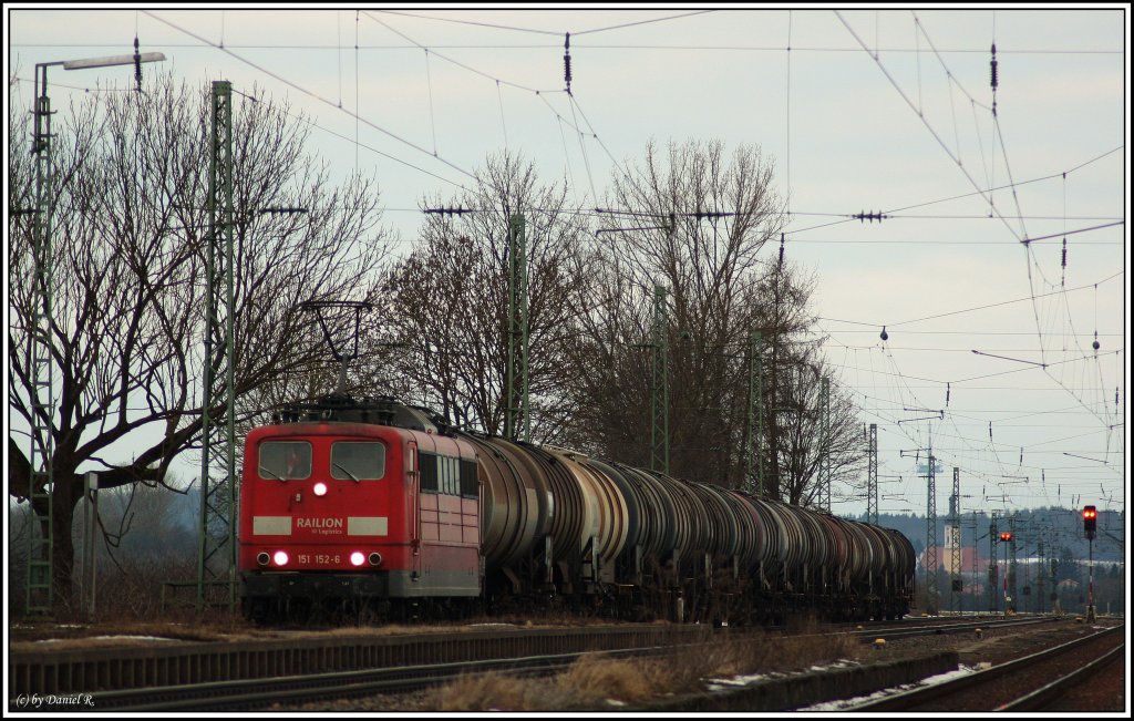 Da am Morgen die Sonne nicht schien musste das etwas Lichtstrkere Objektiv drauf. Zu sehen ist 151 152 mit Gaskesselzug gen Passau. (05.02.11, Mangolding) 