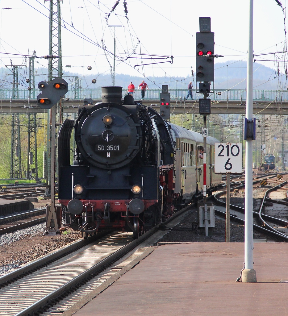 Da der angekndigte Dampf-Gterzug zu den 4. Babraer Dampftagen leider nicht zusammengestellt werden konnte, sprang 50 3501 mit ein paar Personenwagen ein und absolvierte noch mal eine Fahrt von Bebra nach Sontra und zurck. Hier wieder beim einlaufen in Bebra., Aufgenommen am 28.04.2012.