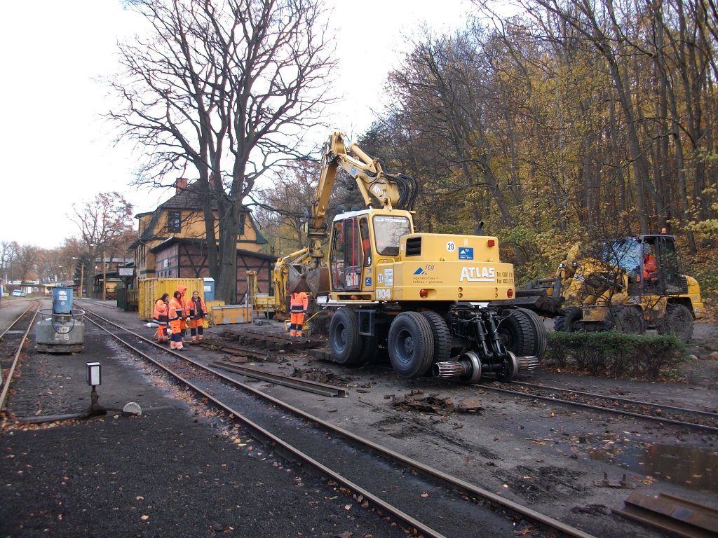 Da auf dem Bahnhof Ghren das alte Kiesbett gegen ein neues Schotterbett ausgetauscht werden soll,mssen auch die Schienen erst einmal entfernt werden.Am 05.November 2010 war man in Ghren dabei das ehmalige Ladegleis zu entfernen. 