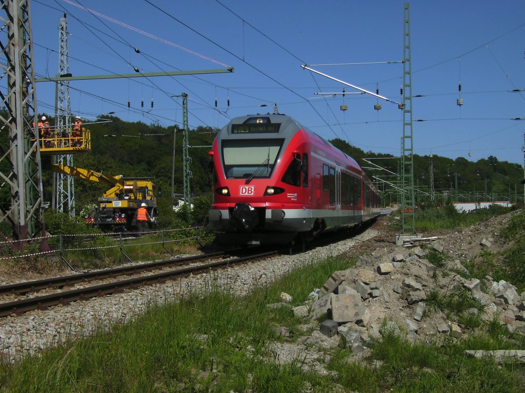 Da der Bahnhof Lietzow gegenwrtig umgebaut wird hielten am 04.Juni 2010 keine RE-Zge.So durchfuhr 429 028 als RE 33216 Sassnitz-Rostock den Bahnhof.