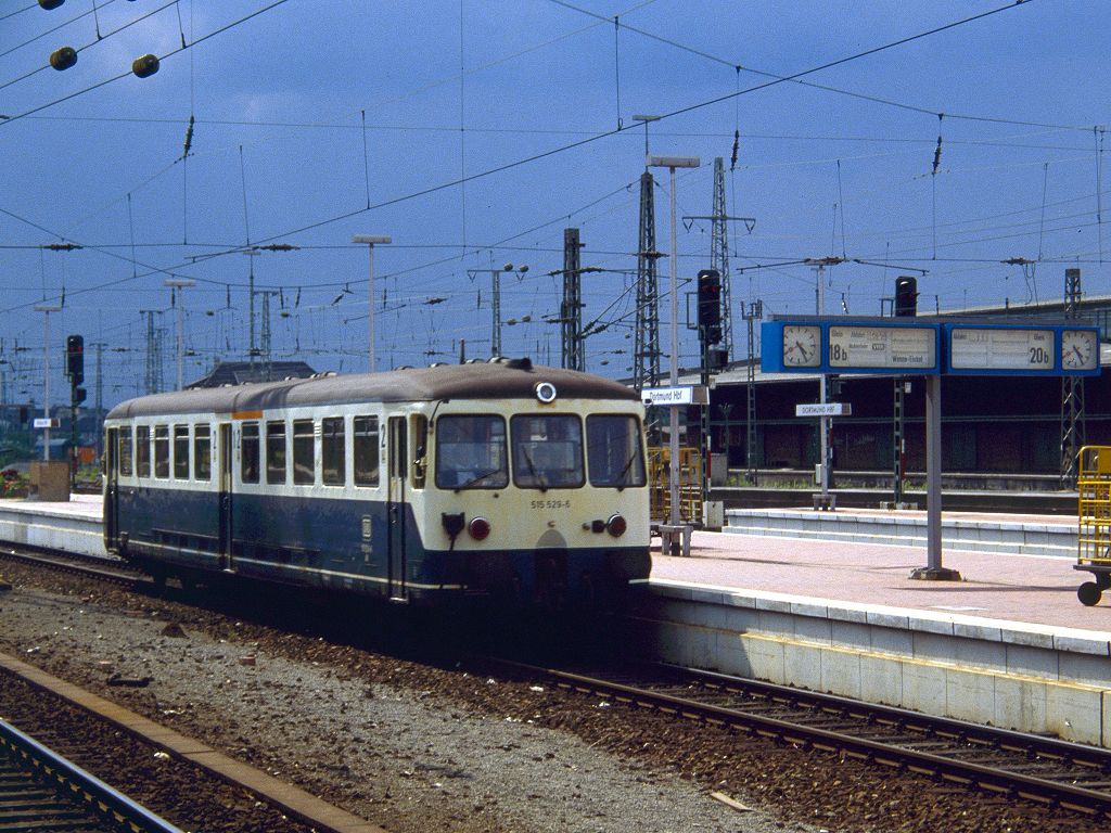 Da bahnt sich ein Gewitter an. 515 529 fhrt im Juli 1991 gerade aus Dortmund Hbf. Richtung Wanne-Eickel aus.
