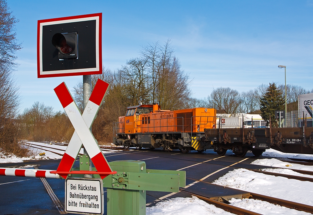 Da der Bahnbergang und der Bahnhof in Burbach (Kreis Siegen) dicht beieinander liegen, so muss die Lok 42 (eine MaK 1700 BB) der KSW (Kreisbahn Siegen-Wittgenstein) ihre Res-Wagen ber den B hinaus rangieren. (Burbach/Siegerland am 18.03.2013)