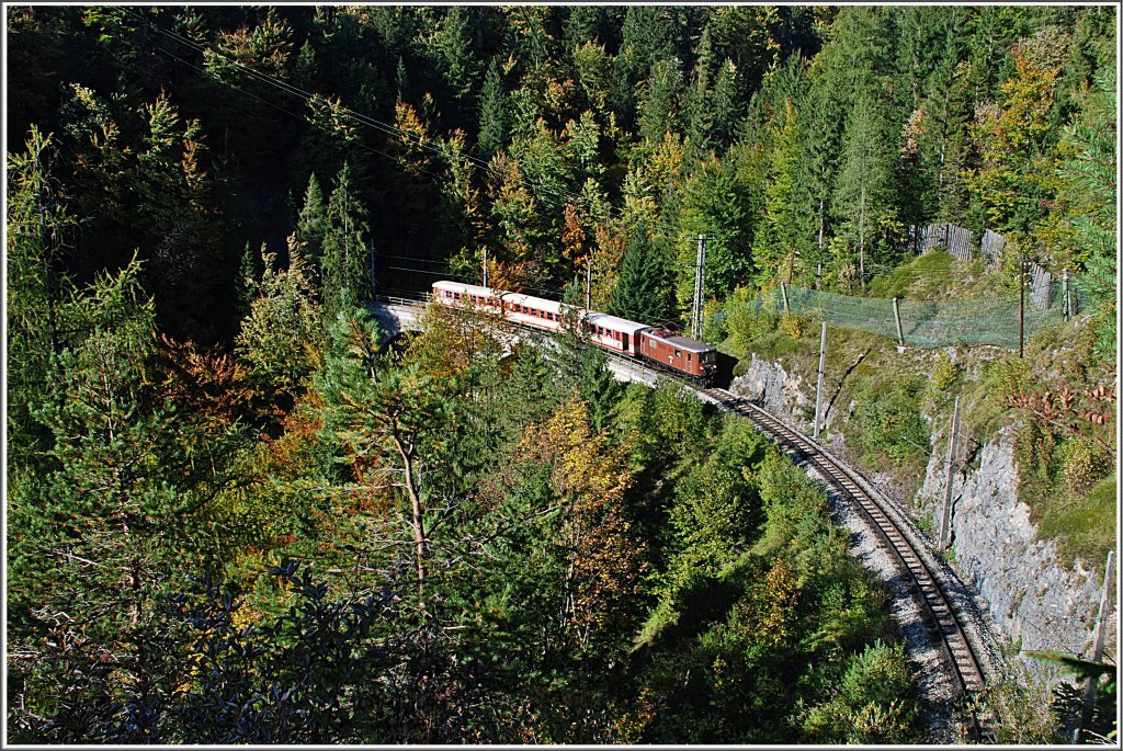 Da beide 4090 untauglich wurden, wurde der 6813 am 3.Oktober 2010 von einer 1099 bespannt, und zwar von der 1099 007. Hier der Zug auf dem ziemlich verwachsenen Klausgrabenviadukt.