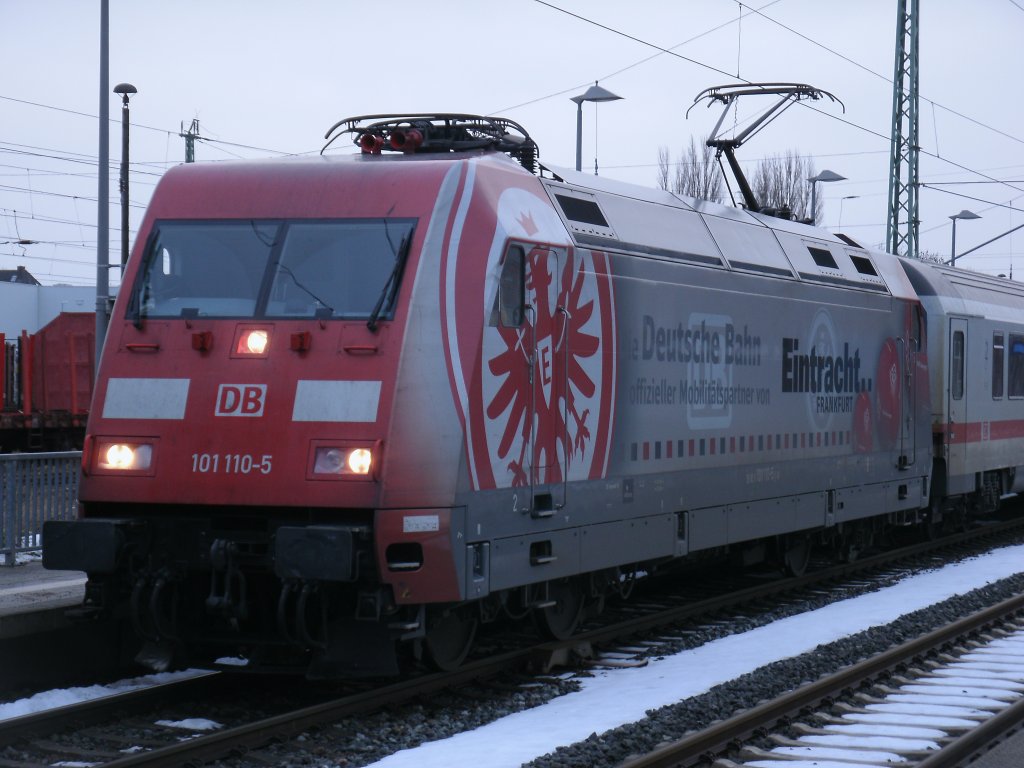 Da bekommt man endlich die Eintracht Frankfurt Lok:101 110 und dann spielt das Wetter nicht mit.Aufgenommen am 19.Dezember 2012 in Bergen/Rgen.