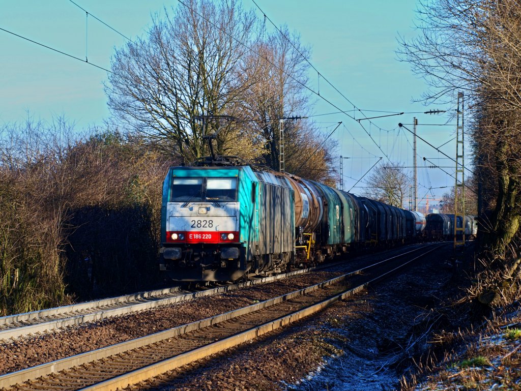 Da bekommt man fast Frhlingsgefhle. Cobra 186 220 (2828) mit einem gemischten Gterzug auf der Rampe der Montzenstrecke von Aachen West nach Belgien. Die Streckenabschnitte die von der Sonne noch nicht ereicht wurden sind am 09.02.2011 noch mit Rauhreif berzogen.