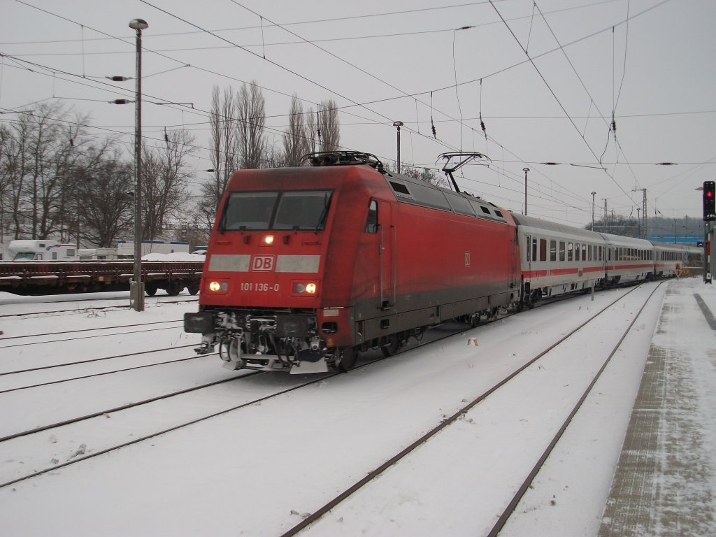 Da in Bergen/Rgen die langen Bahnsteiggleise wegen Bauarbeiten gesperrt sind,fahren alle IC-Zge von und nach Binz ber die Gtergleise ohne Halt durch.So auch IC 2254 Binz-Dsseldorf der am 04.Dezember 2010 von 101 136 ber die Gtergleise durch Bergen/Rgen fuhr.