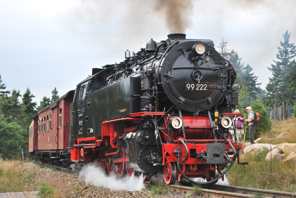 Da bleiben sogar Wanderer stehen, die sich ansonsten nicht f�r Eisenbahn interessieren. Es ist aber auch sehr beeindruckend, wenn die 99 222 (99 7222-5) oder eine ihrer Neubauschwestern kraftvoll ihren Zug auf den Brocken ziehen. (Bild: 04.08.2010)