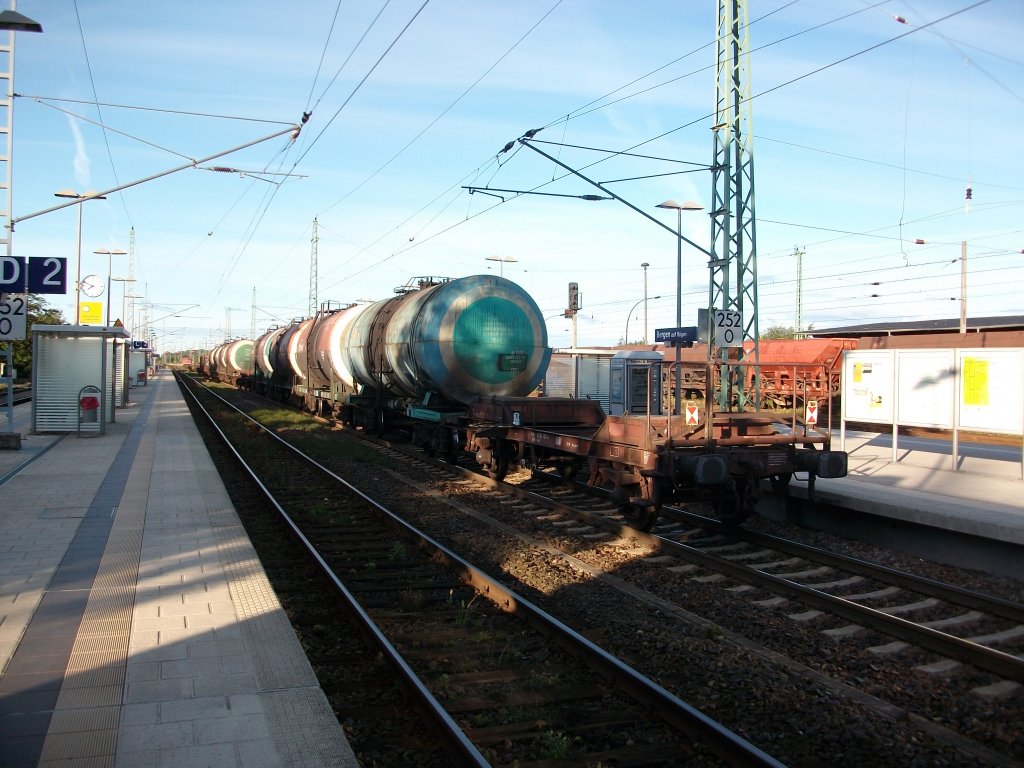 Da der Block in Richtung Stralsund bis Samtens noch nicht frei war,mute der morgentliche Lumpensammler Mukran-Rostock Seehafen am 03.September 2010,in Bergen/Rgen halten.Am Schlu liefen wieder Breitspurwagen mit.