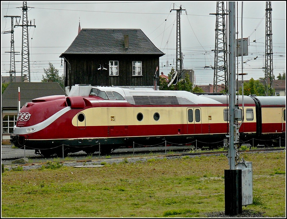 Da das DB Museum in Nrnberg Montags geschlossen ist, konnte ich am 13.09.2010 nur ein Bild des TEE Triebzuges vom ffentlich zugnglichen Aussengelnde aus machen. (Hans)