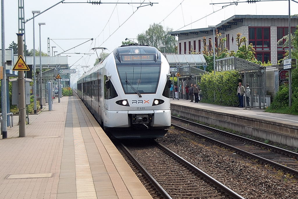 Da donnert ET 6.03 mit mir unbekanntem ET 7.XX durch den Haltepunkt B�ttgen, der macht ganzsch�n  Wind , wenn er mit hoher Geschwindigkeit durch den Hp fegt. Der Zug ist am Muttertag, Sonntag den 9.5.2010 auf der RE 13 nach Kaldenkirchen unterwegs. 