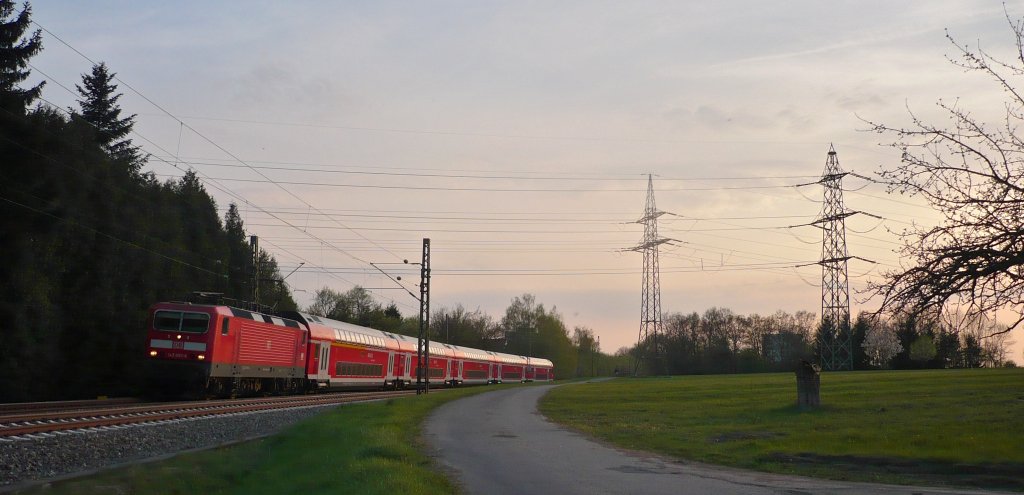 Da erschien sie pltzlich bei Abenddmmerung eines Tages, Ende April 010 - die Neckar-Alb-Bahn zur BW-Landeshauptstadt, hier bei RT-Sondelfingen.