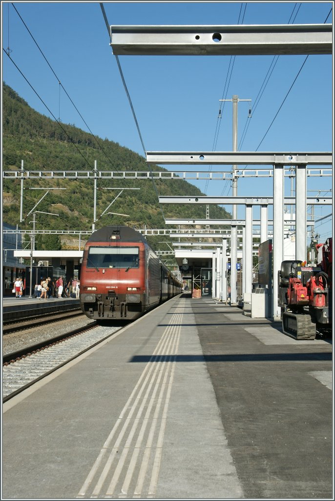 Da es auch im Wallis ab und zu regnet, werden die Bahnsteigdcher von Visp verlngert. Damit verbunden ist auch die Hoffnung, dass die Kunden knftig nicht nur in der Mitte des Zug einsteigen und somit Versptung vermieden werden knnen.
Visp, den 11. August 2012