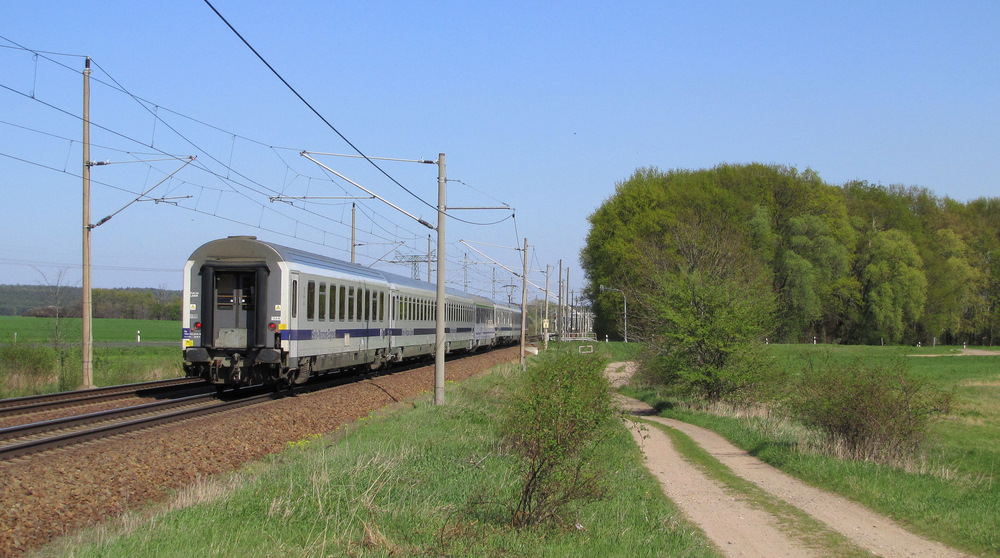 Da es bei Bahnbilder.de einige Freunde gibt die sich die Z�ge  von hinten  ansehen, stelle ich mal 3 Bilder davon ein. Das Bild hier zeigt den EC 45  Berlin-Warszawa-Express  auf seiner Fahrt nach Warschau �ber Frankfurt/Oder. Pillgram den 20.04.2011 