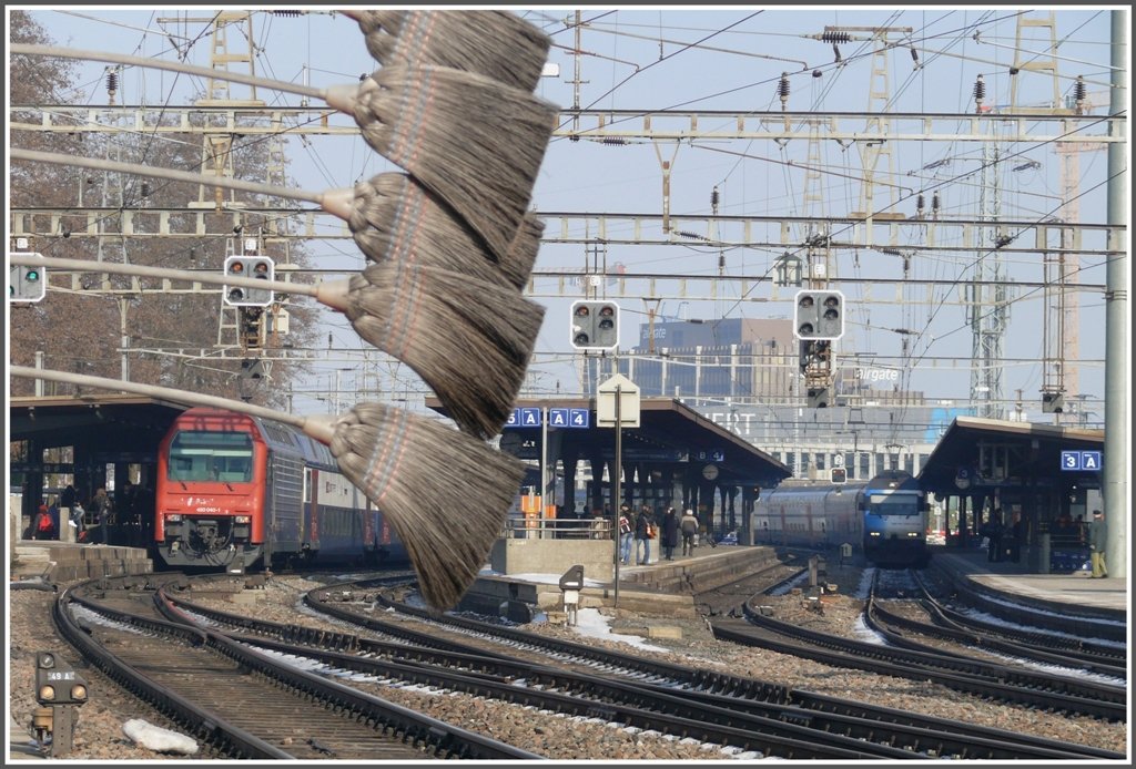 Da es bei den SBB auch immer noch ltere Wagen mit Fenster zum ffnen gibt, werden herausgestreckte Hnde und Kpfe vor einer Baustelle bei Zrich Oerlikon mittels dieser Besen gewarnt. (16.02.2010)