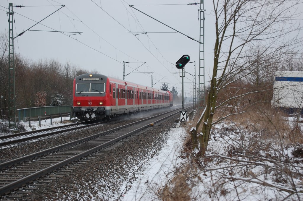 Da es heute am Samstag den 13.2.2010 noch immer am schneien ist, zieht dieser S-Bahnzug der Linie S8 von Hagen nach Mnchengladbach einen Schneeschleier hinter sich.