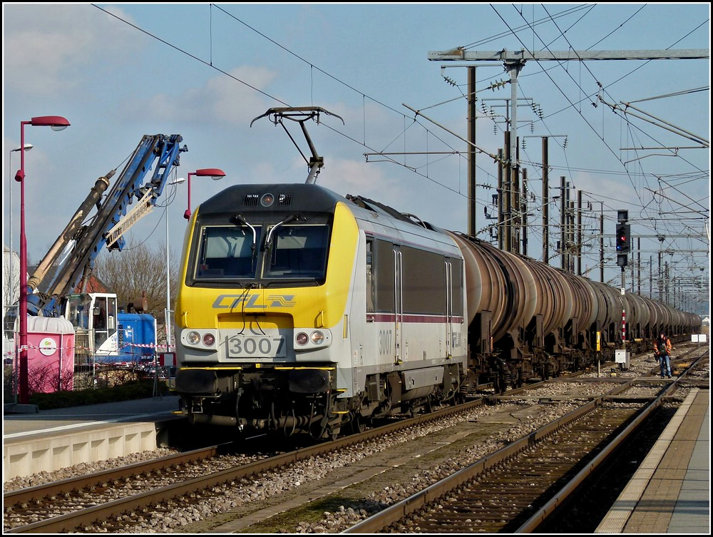 Da es keine G�terz�ge mehr im Norden von Luxemburg gibt und wir es gewohnt sind die Loks der BR 3000 nur vor Personenz�gen zu sehen, ist es f�r uns schon etwas besonderes, wenn die 3007 am 08.02.2011 mit einem Kesselzug durch den Bahnhof von P�tange f�hrt. Die Person im gesperrten Gleis ist ein Bauarbeiter und geh�rt zu dem Bautrupp, welcher eine neue Unterf�hrung erichtet, damit man vom Parkplatz direkt auf die Bahnsteige gelangen kann. (Jeanny) 