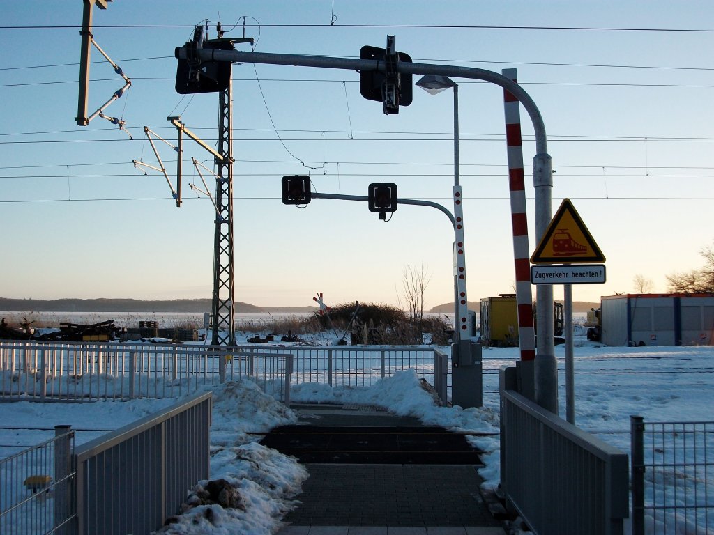 Da es in Lietzow keine Brcke oder Tunnel zum Bahnsteig gibt,entstand nach dem Umbau dieser Bahnbergang zum Bahnsteig.Aufnahme vom 01.Januar 2011.