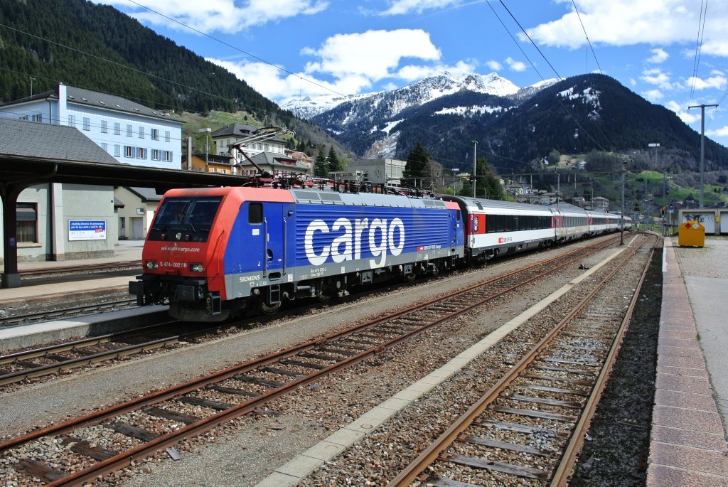 Da es mit den ETR 470, Pendolino, ex. Cisalpino, nur  Bergab  geht, wird zurzeit aktiv nach einem Ersatz gesucht. Die Triebzge des Typs ETR 470 werden 2014 nach einer langen Leidensgeschichte endgltig aus dem Verkehr genommen. Bereits jetzt mssen div. Zge durch Lok-bespannte Komps ersetzt werden. Da die neuen Zge erst 2017 geliefert werden (Termin ist sehr optimitisch) sucht man nun eine bergangslsung. Eine  Option ist die Fhrung von Zgen mit 2 Lokomotiven, eine vorne, eine hinten. Desshalb finden Testfahrten zwischen Airolo und Biasca statt. Im Bild: Re 474 002, Bpm61 Refit 349-2+226-2+285-8+284-1, EWIV Messwagen 60 85 99-90 108-9, Apm61 Refit 253-8+201-7 und Re 474 003, Airolo, 21.04.2012.