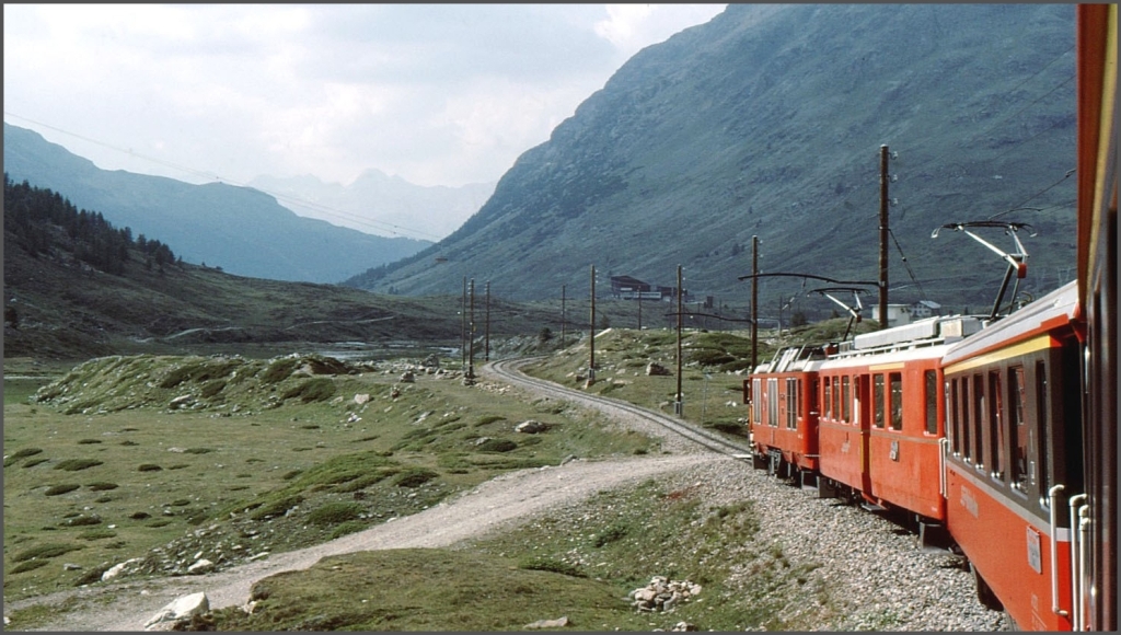 Da es mit der Stromversorgung frher nicht zum Besten stand auf der berninabahn, wurde beim BerninaExpress blicherweise die Zweikraftlok Gem 4/4 801 oder 802 nebst einem Triebwagen ABe 4/4 II eingesetzt. Hier befinden sie sich auf Talfahrt oberhalb Bernina Lagalb, wo noch die hlzernen Fahrleitungsmasten standen. (ca 1995)