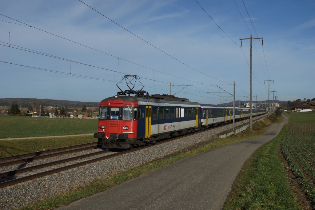 Da es noch nicht gengend RABe 511 vorhanden sind, muss zurzeit ein Umlauf der neuen RE Zrich-Schaffhausen mit einem RBe 540-Doppelpendel gefhrt werden. Auf dem Bild erreicht der RBe 540 056-9 mit dem RE 3771 Niederglatt.