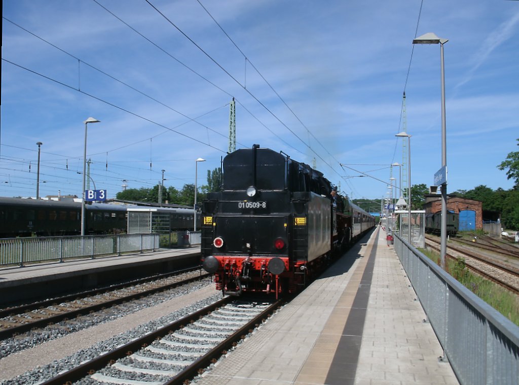 Da es in Putbus kein Umlaufgleis,im Normalspurteil,mehr gibt mute 01 0509,am 04.Juni 2011,als Schlulok von Putbus bis nach Bergen/Rgen mitfahren.Zuglok war 112 565.