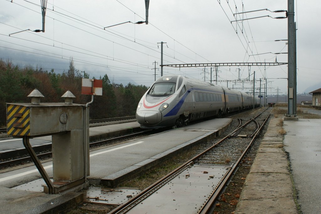 Da die ETR 610 zu schwer sind, verkehren sie nur auf der Simplonstrecke Venezia - Milano - Genve bzw. Milano - Basel. 
Hier ein ETR 610 in Ardon (Leermaterialzug). 
12. Dezember 2009