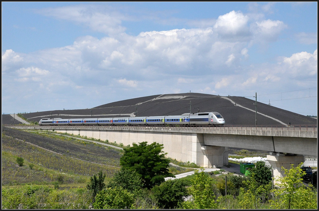 Da fährt er dahin - 

Durch die Müllkippe hindurch wird der TGV nach Queren des Stadtbahngleises gleich die Bahnstrecke Heidelberg - Karlsruhe erreichen um dann in Karlsruhe seinen ersten Halt einzulegen. 

26.06.2012 (J)