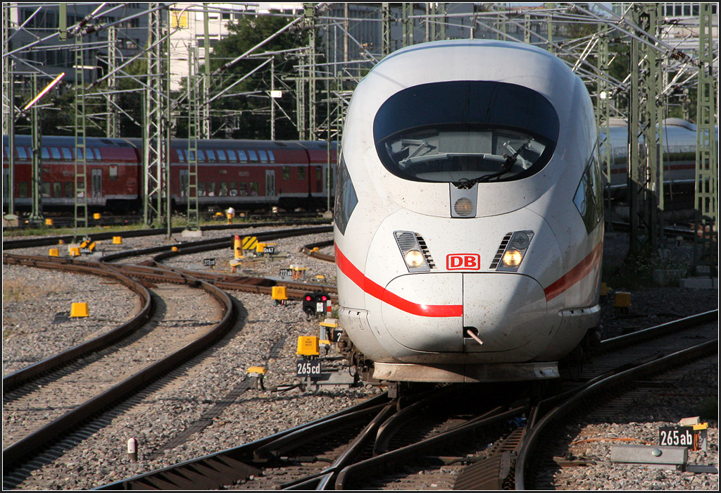 Da fährt was auf mich zu -   

ICE 3 bei der Einfahrt auf Gleis 14 im Stuttgarter Hauptbahnhof. 

31.07.2013 (M)