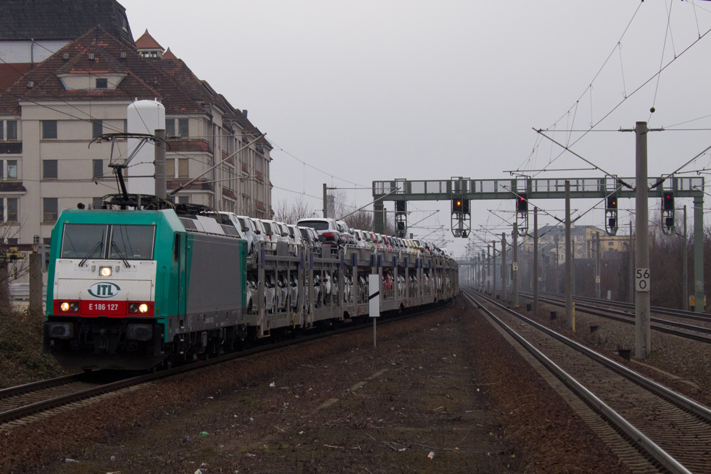 Da die Ferngleise gerade durch Sonderfahrten belegt sind, schleicht sich 186 127 mit ihrem Autotranporter auf den S-Bahn-Gleisen durch Dresden-Dobritz. 06.04.2013