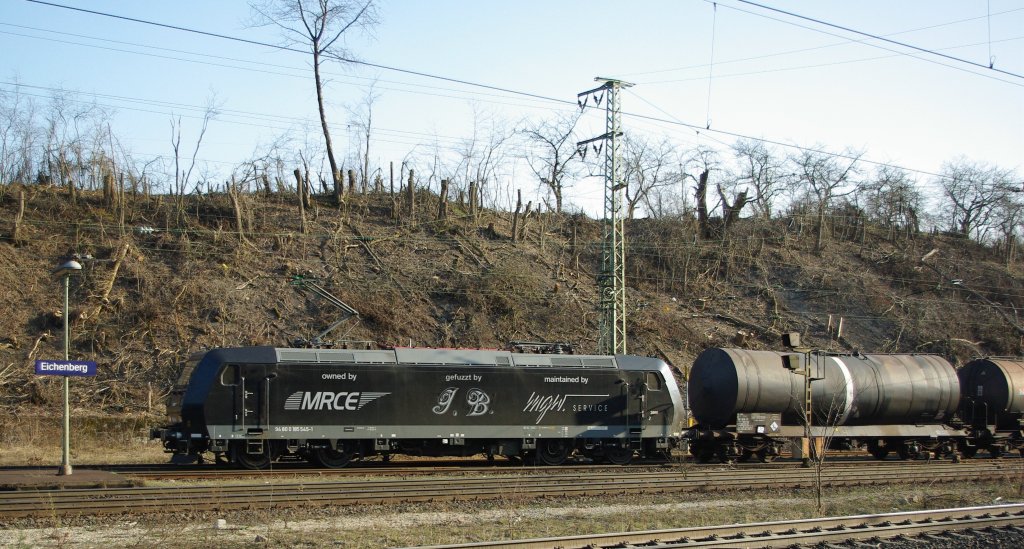 Da die Firma Rail4Chem nicht mehr existent ist und somit auch nicht mehr an der 185 545-1 beteiligt ist, habe ich mir erlaubt, den entstandenen Freiraum auf der Flanke wieder zu  bekleben . Hier mit Kesselwagenzug in Eichenberg in Richtung Osten. Aufgenommen am 29.03.2011.
