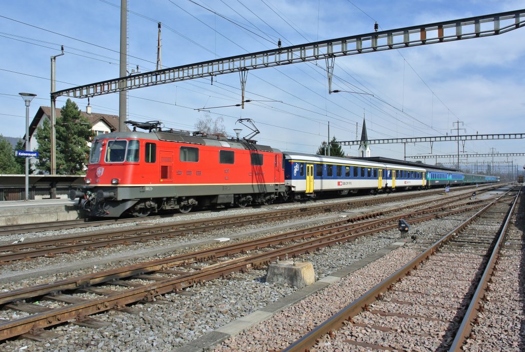 Da fr den Autosalon  modernes  Rollmaterial im Nationalen Verkehr abgezogen wird, verkehrt auf den IR 20xx Basel SBB-Zrich Flughafen (Flugzug) ein langer EW I/II Pendel (12 Wagen). Im Bild durchfhrt der IR 2070 den Bahnhof Kaiseraugst. Zuvorderst ist die Re 4/4 II 11217, 2 A EWI NPZ, 5 B EWII, A EWII, A EWI, 2 B EWII und BDt EWI, 06.03.2013.