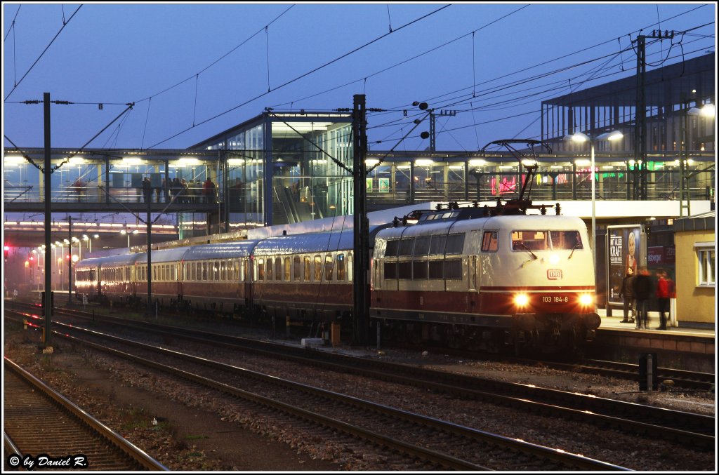 Da Frank ja schon die Nachtaufnahme gepostet hat von mir die Aufnahme zur  Blue Hour . 103 184 der TEEs von Regensburg nach W�rzburg. Aufgrund eines PUs auf H�he Undorf war die Strecke ca. 2h gesperrt und der TEE konnte erst mit �ber +30 Minuten den Bahnhof verlassen.