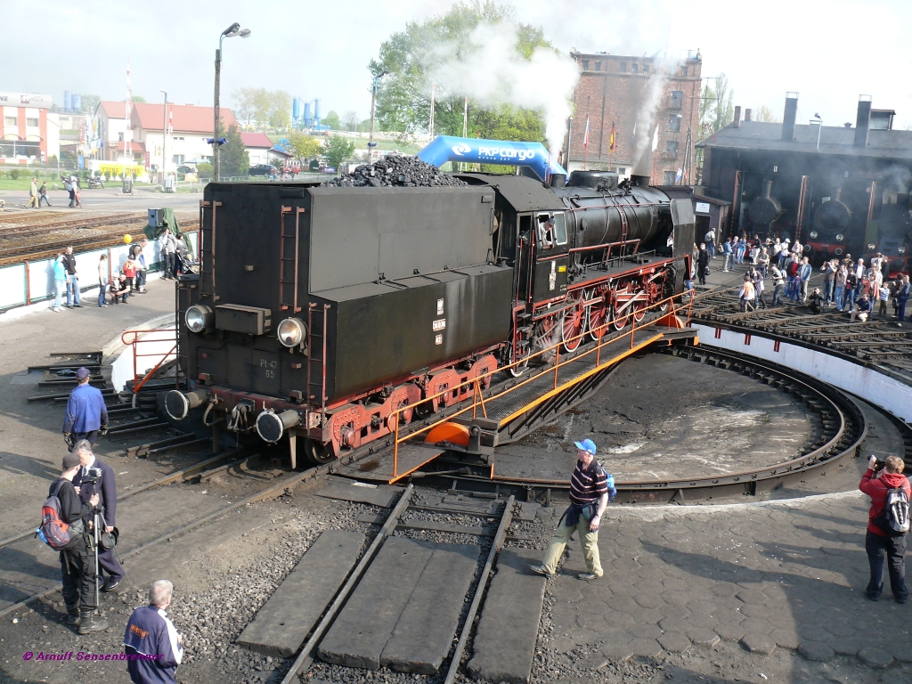 Da geht es eng zu: Die PKP Schnellzuglok Pt47-65 passt nur knapp (und mit dem fr die Baureihe an sich untypischen krzeren Tender) auf die Drehscheibe in Wolsztyn.
Die Reihe Pt47 wurde von 1948-1951 in 180 Exemplaren gebaut.
05/2010 Wolsztyn/Wollstein