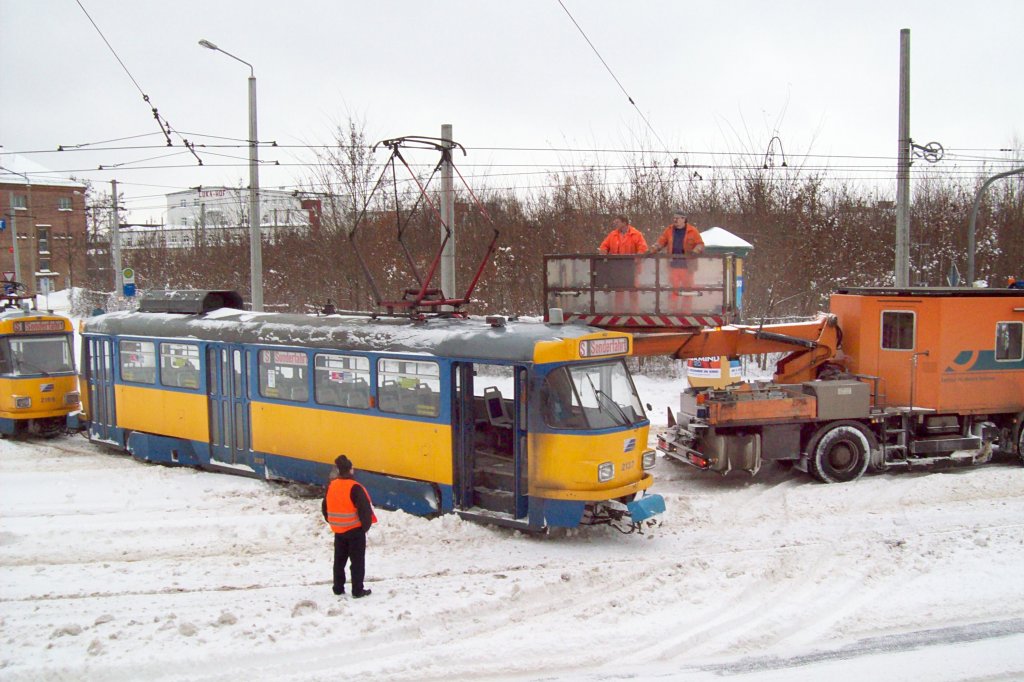 Da geht nichts mehr. Schnee und Eis lassen Tatra entgleisen.Berliner Strasse Strassenbahnhof 25.12.2010
