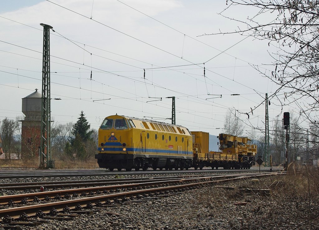 Da im Gesamtzeitraum vom 15.03. bis 09.04.2010 81(!) Baustellen entlang der Strecke Frankfurt Main - G�ttingen er�ffnet werden, ist es nicht verwunderlich, dass immer mehr und mehr Bauz�ge unterwegs sind. Hier ein Kran gezogen von 229 147-4. Aufgenommen am 26.03.2010 in Eschwege West.