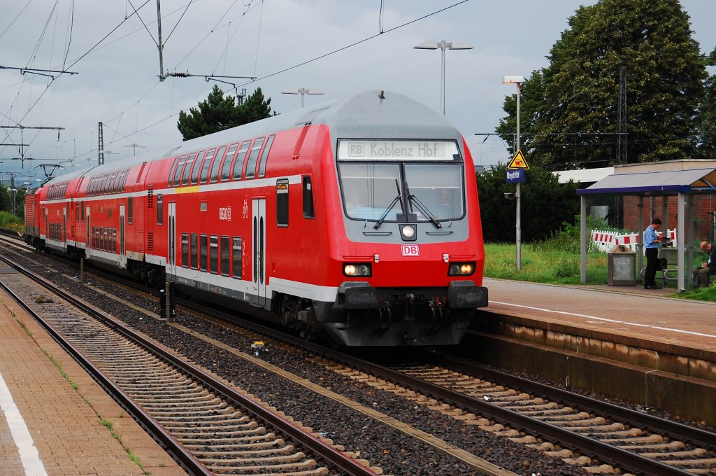Da habe ich neulich in einem Kommentar gesagt, das die RB27 immer das auch im Zielanzeiger des Steuerwagens stehen hat....eben das sie eine RB 27 ist und dann das! Beim Suchen nach Bildern finde ich eine RB 27 ohne....da habe ich das  groe Maul  mal wieder zuvoll genommen (lach)! Frank da hast du wohl recht gehabt;-)!Rheydt Hbf 26.8.2011