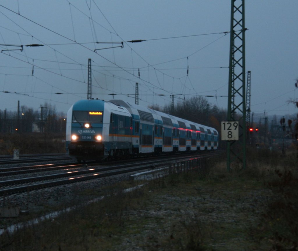 Da hat das letzte Licht gerade noch gereicht.223 063 hat 7 neue Alex-Doppelstockwagen aus Grlitz geholt,und berfhrt sie nach Neumark.Hier am 16.11.09 bei der Aussfahrt Zwickau(Sachs.)Hbf.