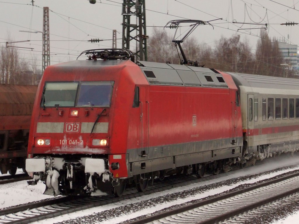 Da hat wohl einer der Scheibenwischer schlapp gemacht... gottseidank nicht der Relevante! 101 041-2 am 10.01.2010 in Bochum-Ehrenfeld vor einem IC in Richtung Essen.