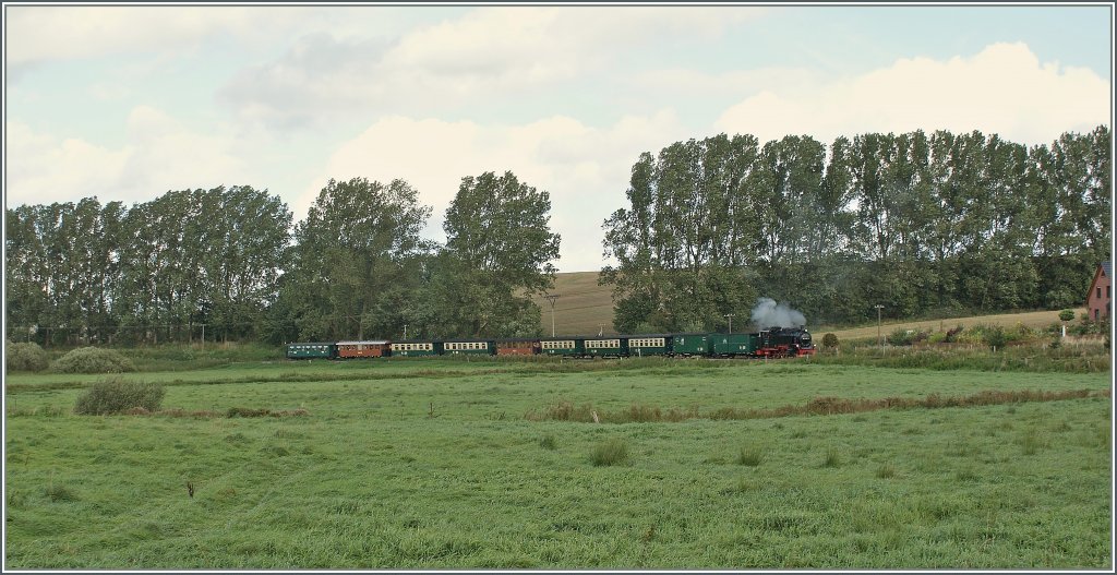Da hatte die R�BB 99 1782-4 aber schwer zu schnaufen: gleich zehn vierachsige Reisezugwagen galt es nach Putbus zu schleppen!
Bei Serams, am 18. Sept. 2010