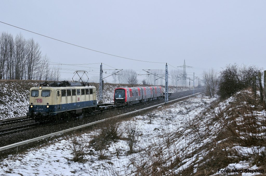 Da hier noch nicht gesehen: 140 423-5 mit dem CFN 62279 Beddingen - Hennigsdorf bei Berlin, bestehend aus dem ersten neuen DT5 der Hamburger Hochbahn Gesellschaft,aufgenommen am ehemaligen B 72 bei Priort, inklusive Schneegestber (15.03.10)