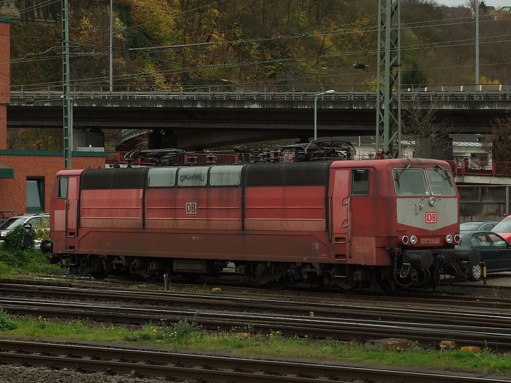Da hilft noch nicht mal Wasser und Seife.Die Lok 181 215-5 bruchte mal eine Neulackierung in Orientrot.Koblenz 14.11.10