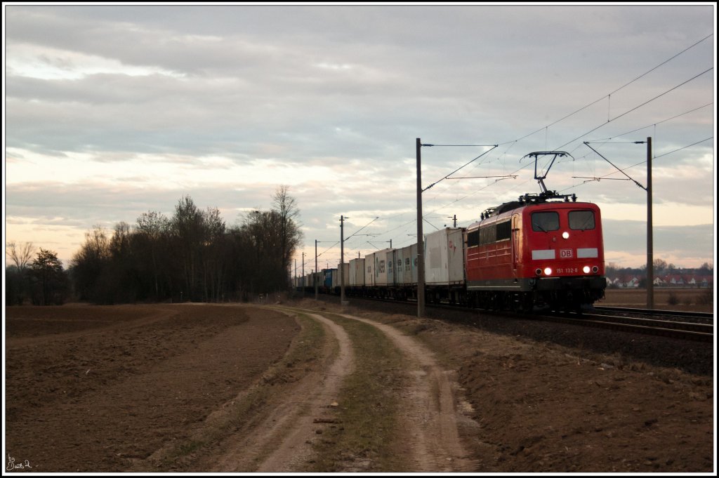 Da hinten war noch Licht, auf der anderen Seite nicht mehr. 151 132 mit Containerzug nach Regensburg Ost. (16.03.2011, K�fering)