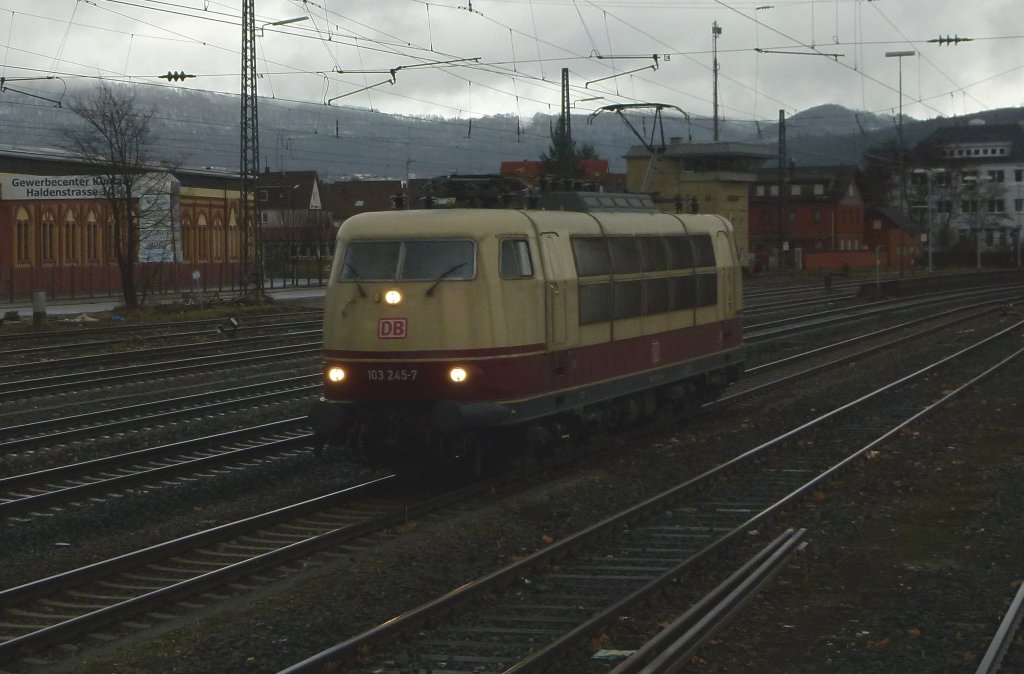 Da der IC 118 in Lindau verendet ist, fuhr 103 245-7 als Lzf 47076 am 06.01.2012 durch S�ssen weiter nach Stuttgart