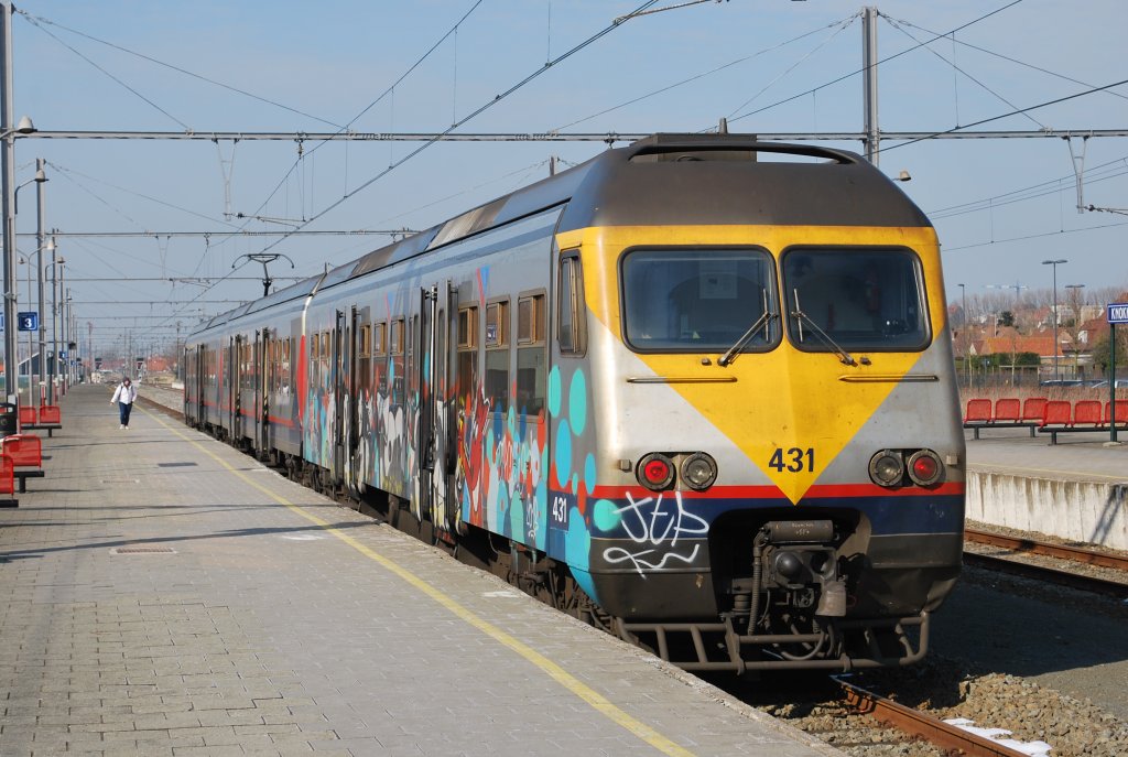 Da der IC-E-Zug aus Tongeren am 24. Mrz nicht weiter fuhr als bis Brgge, pendelte der Triebzug AM 80 Nr.431 zwischen Brgge und Knokke. Hier im Bhf Knokke.