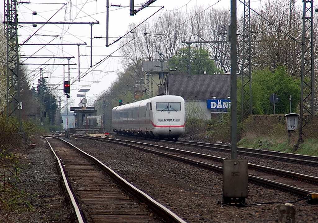 Da ist der ICE Hagen bei der Durchfahrt in Kleinenbroich im Nachschu zusehen. Sonntag 3.4.2011
