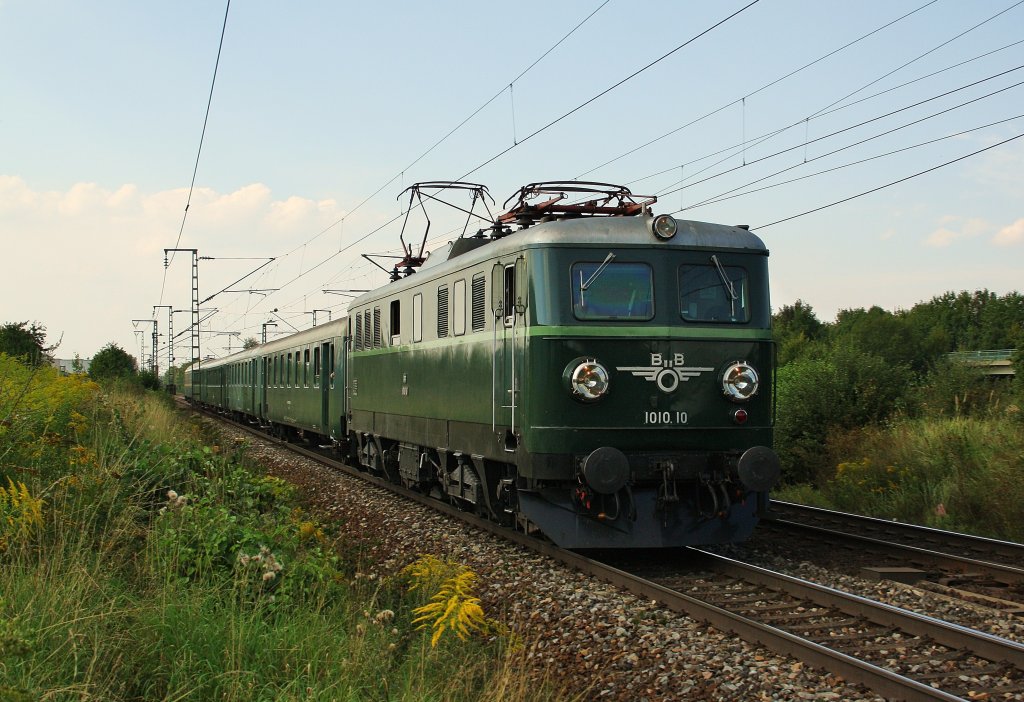 Da ich aus Versehen die Falsche Version der 1010.10 hochgeladen habe, hier ein Reload. Zu sehen mit einem Sonderzug vom 175 Jahr Fest aus Nrnberg. (22.08.2010, Obertraubling)