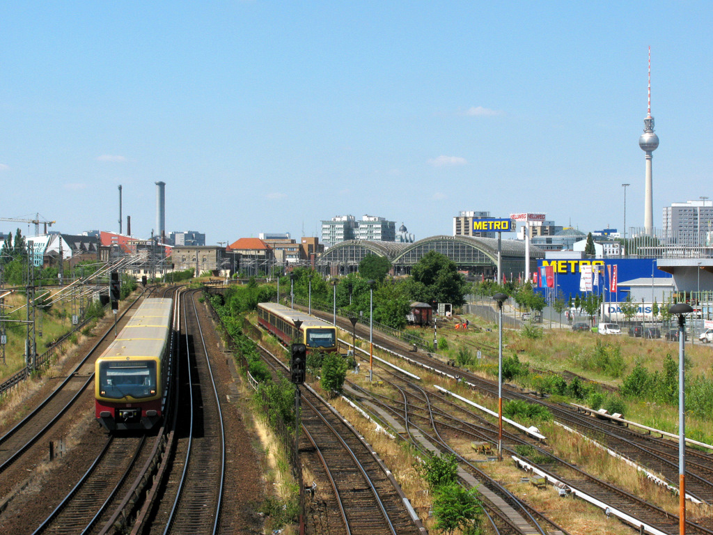 Da ja auch S Bahnen nicht ewig fahren mal ein Bild von einer. Links eine S 3 nach Friedrichshagen und rechts versteckt sich eine S 75 nach Wartenberg.
